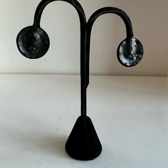 Vintage sea coral vibrant colored 14 karat yellow gold pearl earrings - Picture 9 of 14